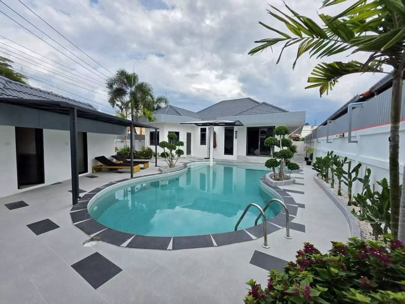 6 Bedroom Villa for sale at Eakmongkol 8