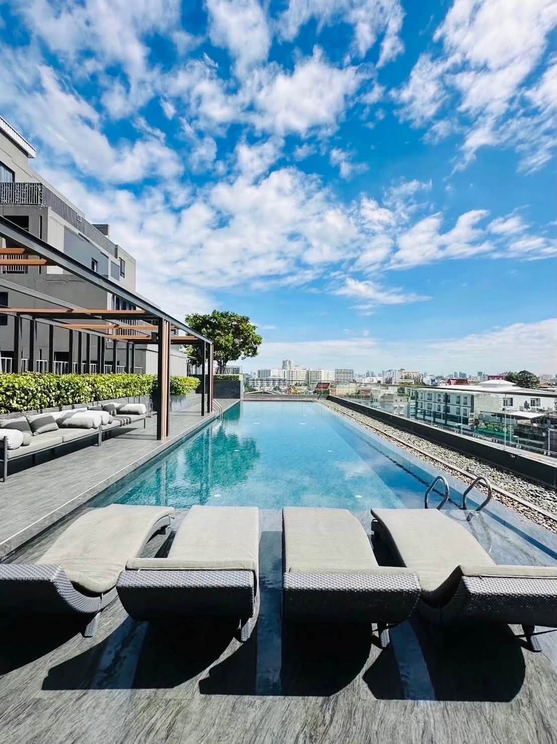 Condo for rent at Chewathai Pinklao