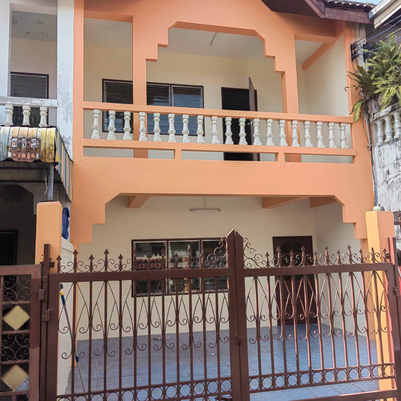 3 Bedroom House for rent at Charoen Suk