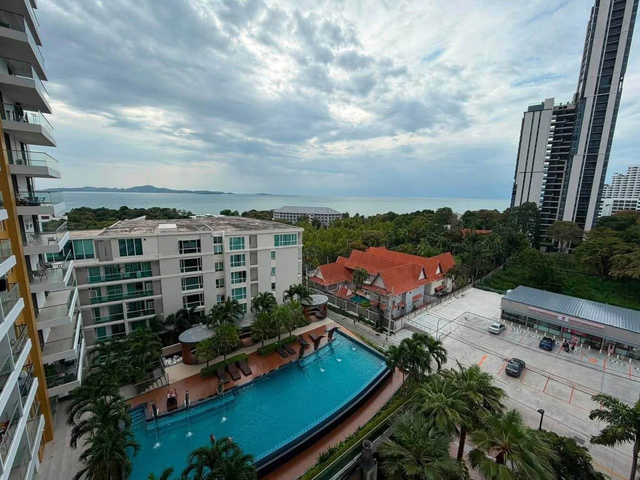 1 Bedroom Condo for sale at The Peak Towers