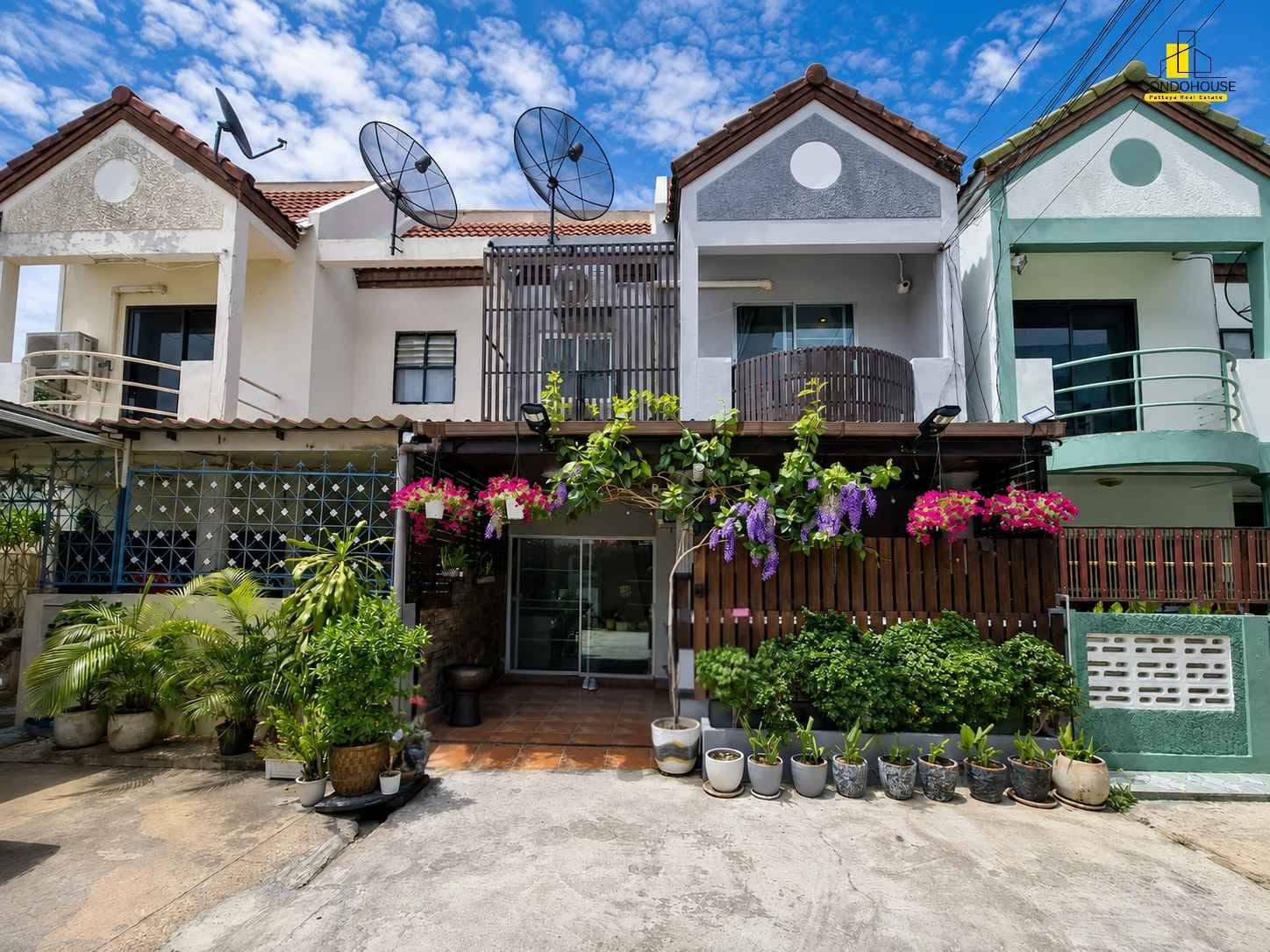 3 Bedroom Townhouse for sale in Thepprasit