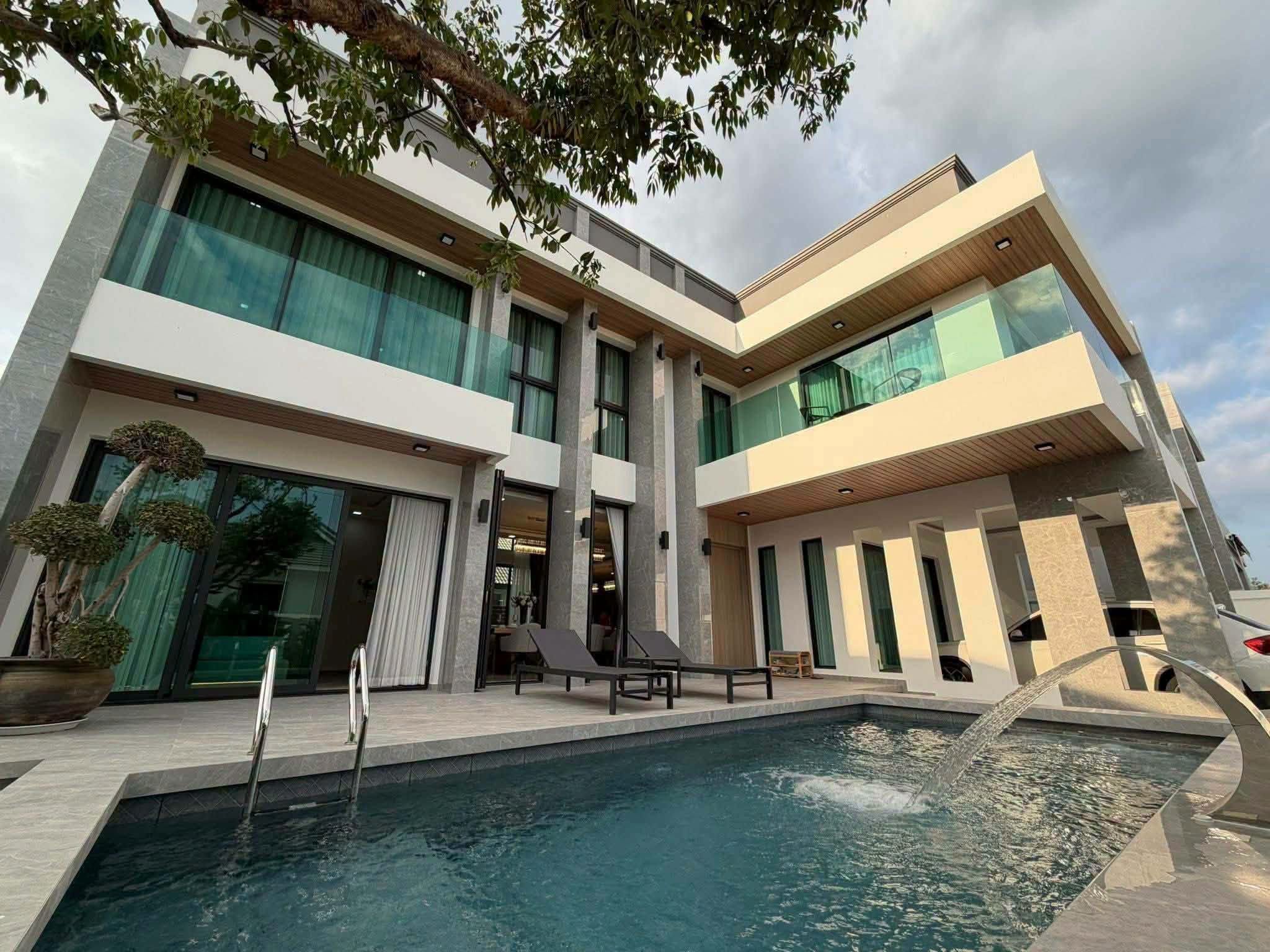 5 Bedroom Villa for sale in Pornprapanimit