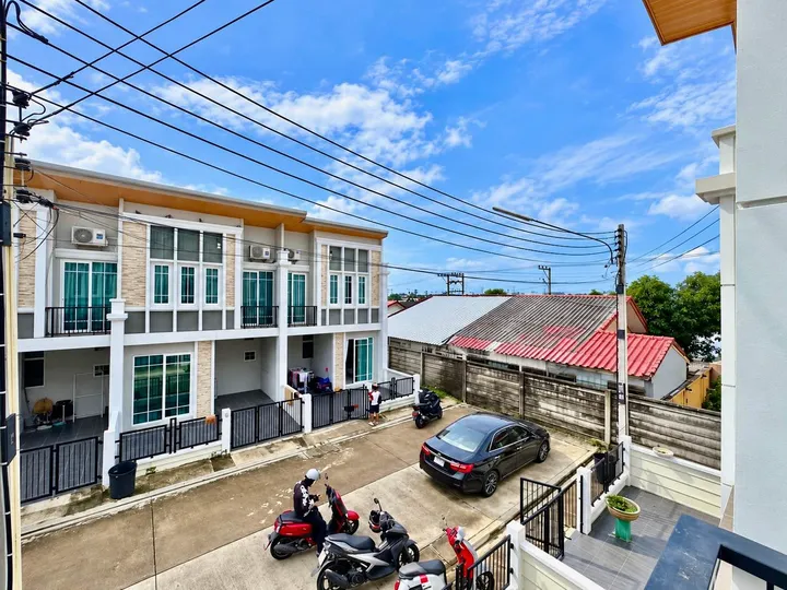 4 Bedroom Townhouse for sale at Golden Town
