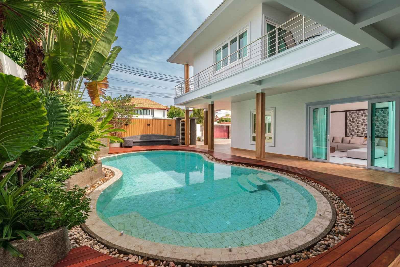7 Bedroom Villa for sale in Thepprasit
