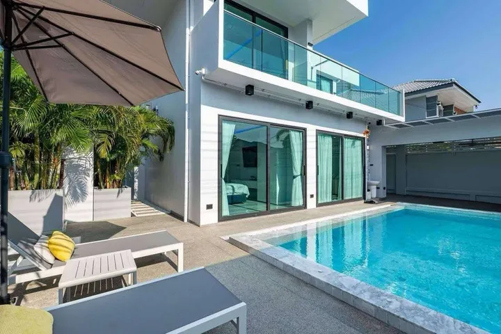 5 Bedroom House for sale at The White House