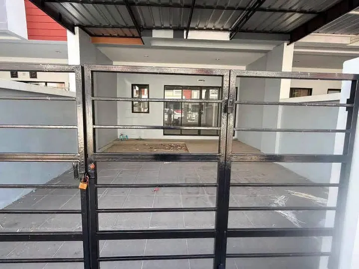 3 Bedroom Townhouse for sale at Phatra Town