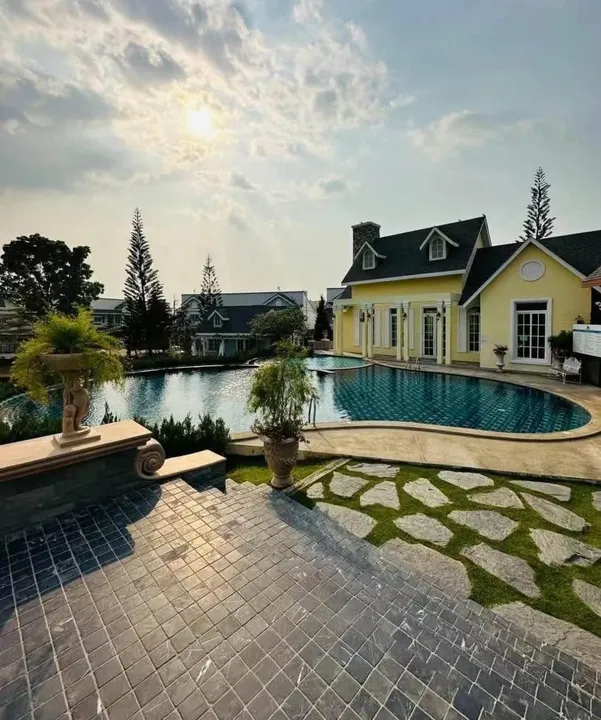 Photo from a listing at Bristol Park
