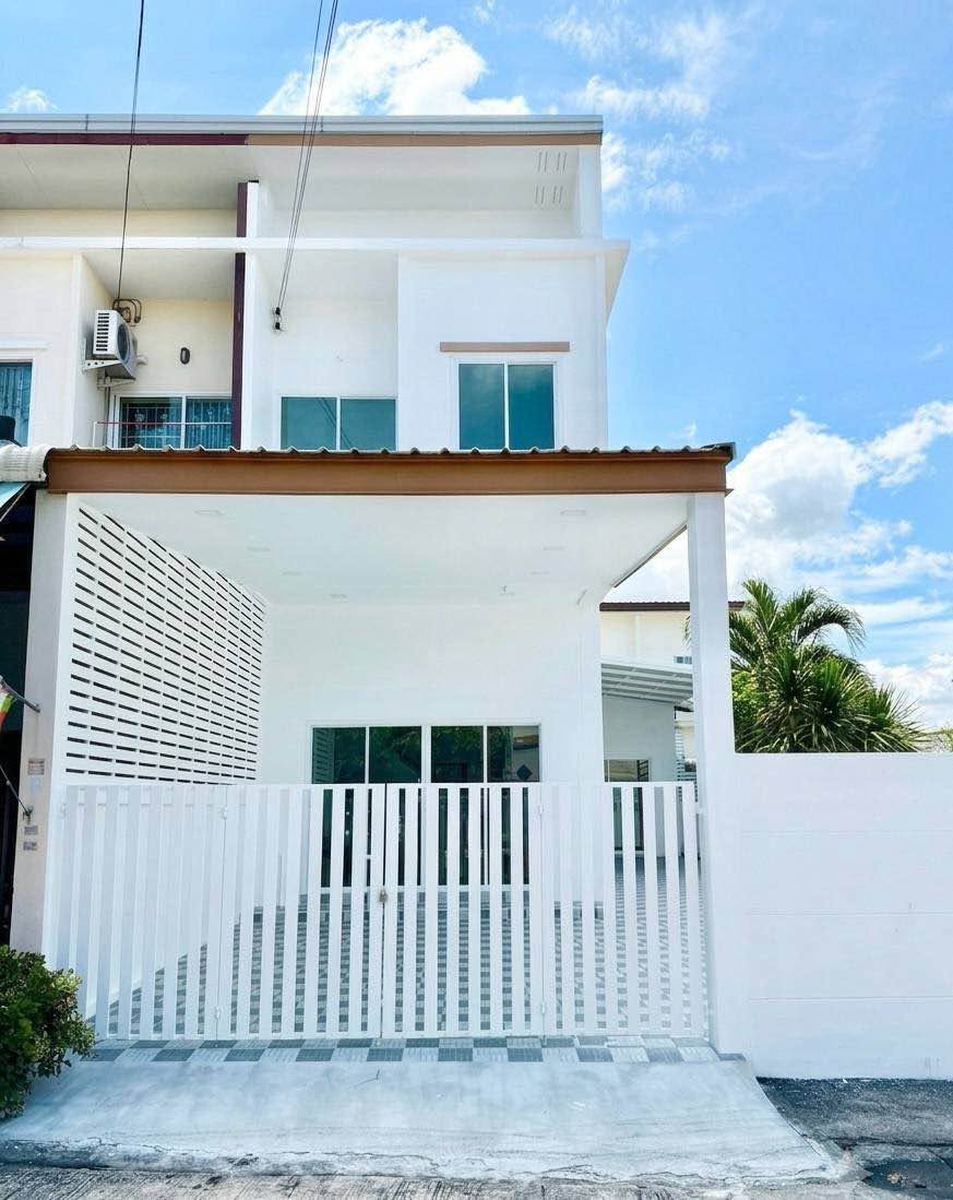 2 Bedroom Townhouse for sale at Burapha Land Nong Kho