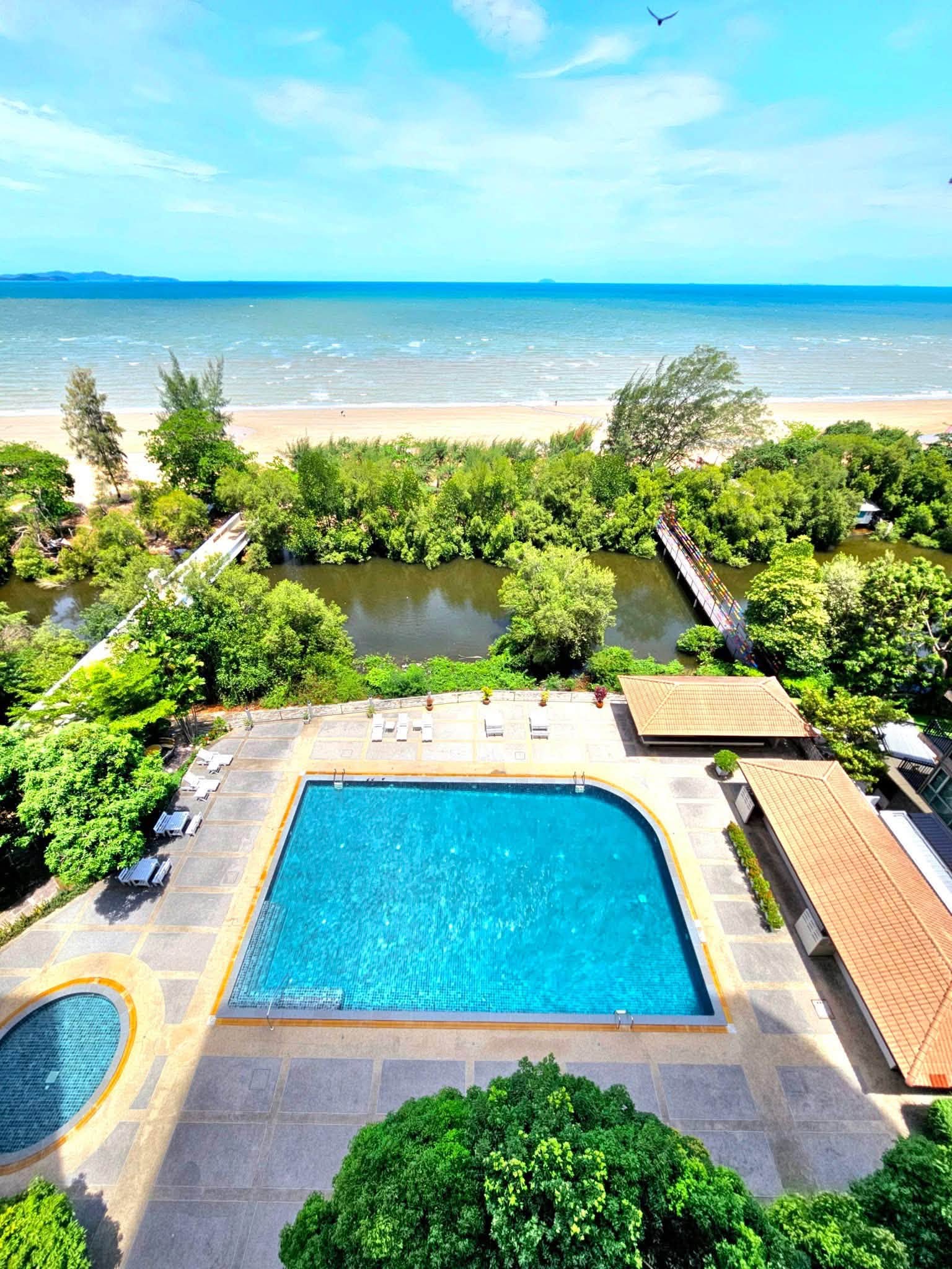 3 Bedroom Condo for sale at Beach Villa Viphavadi