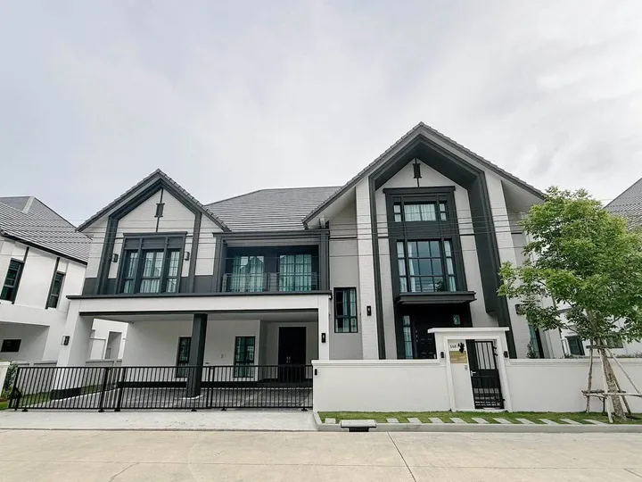 Photo from a listing at The City Bangna 2
