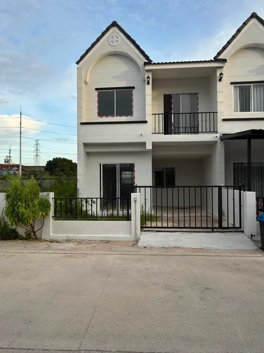 3 Bedroom Townhouse for sale at Rattanakorn 25