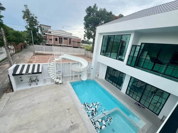 5 Bedroom Villa for sale in Na Jomtien