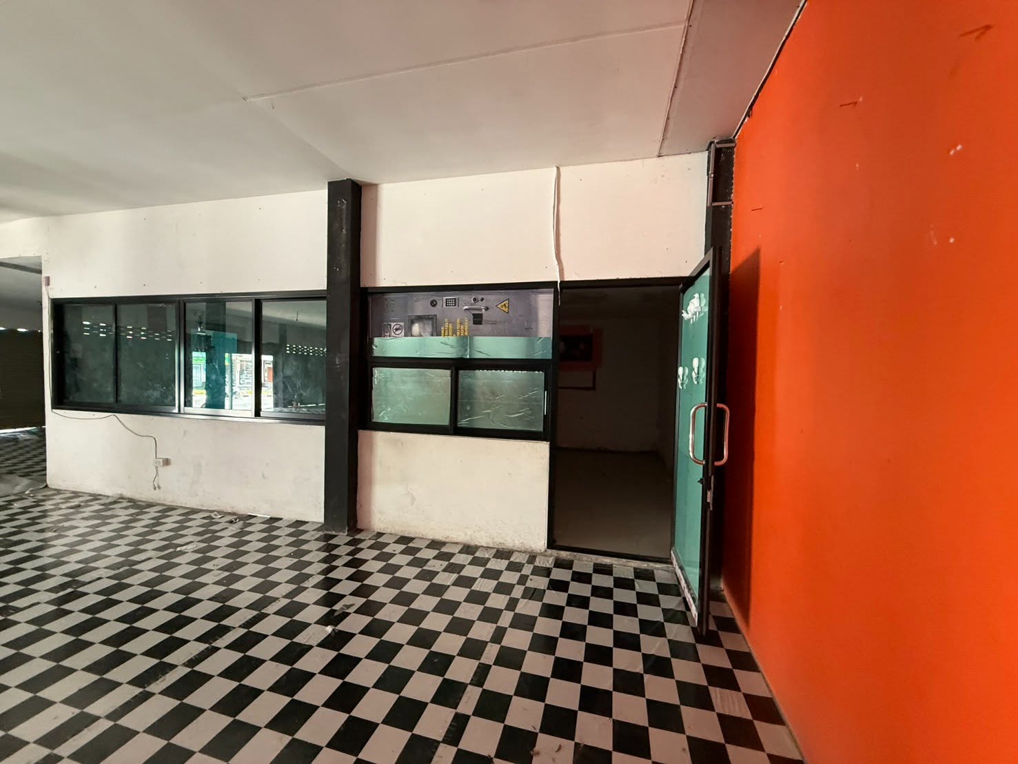Commercial for rent in Thepprasit