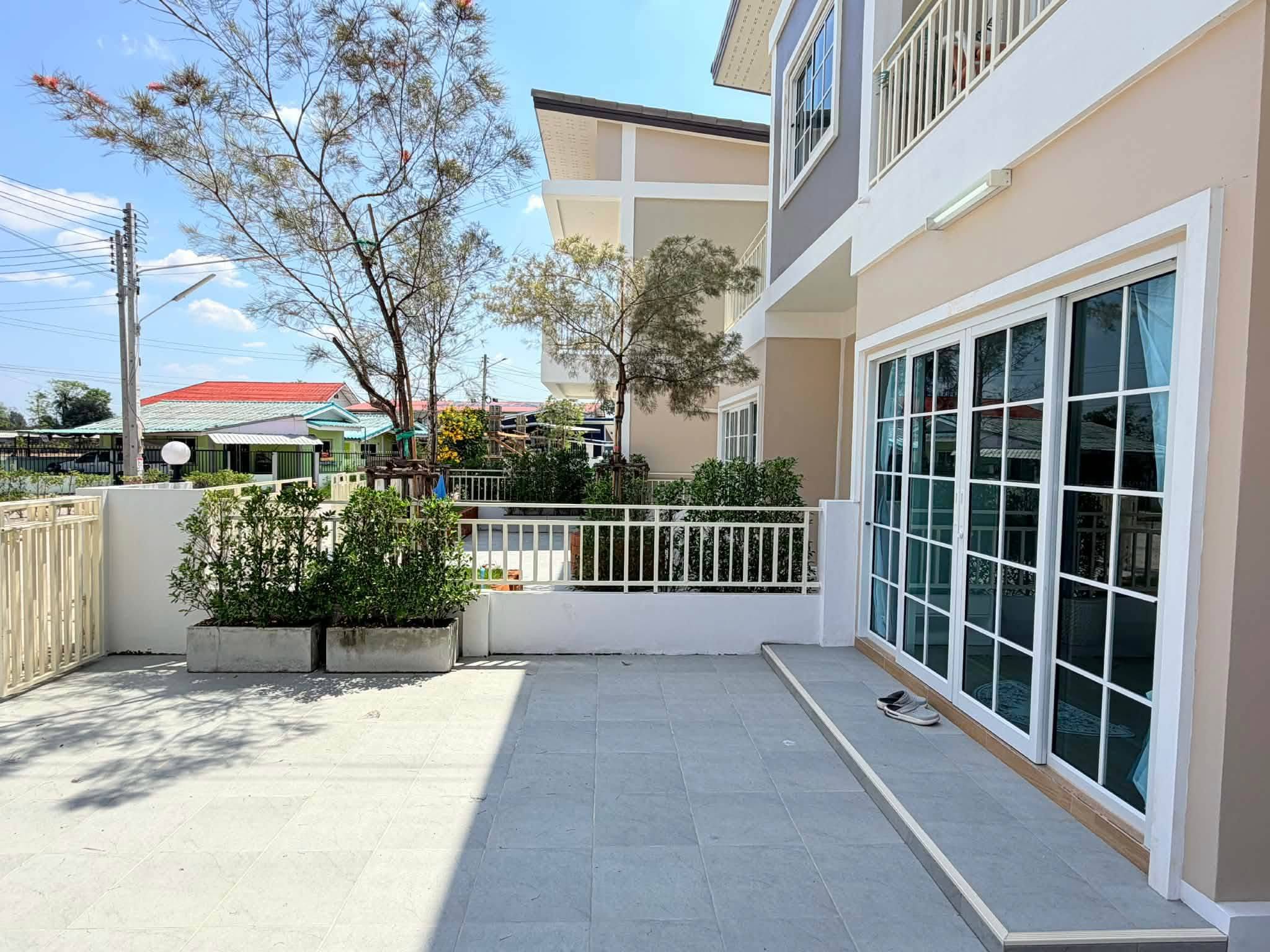 3 Bedroom Townhouse for sale in Noen Plub Wan