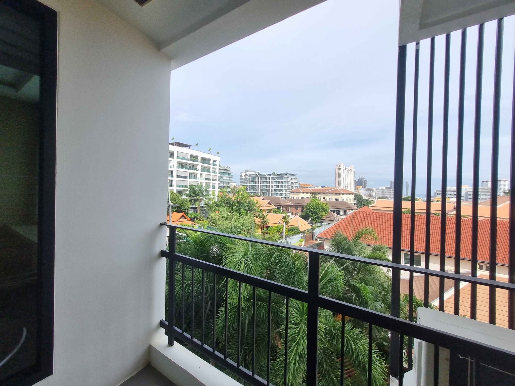 Studio for rent at Estanan Condo Pratumnak 6