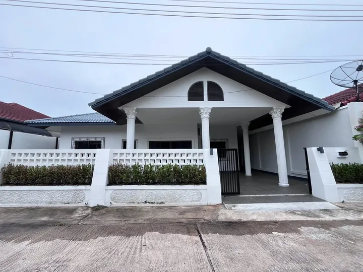 Photo from a listing at Eakmongkol 3