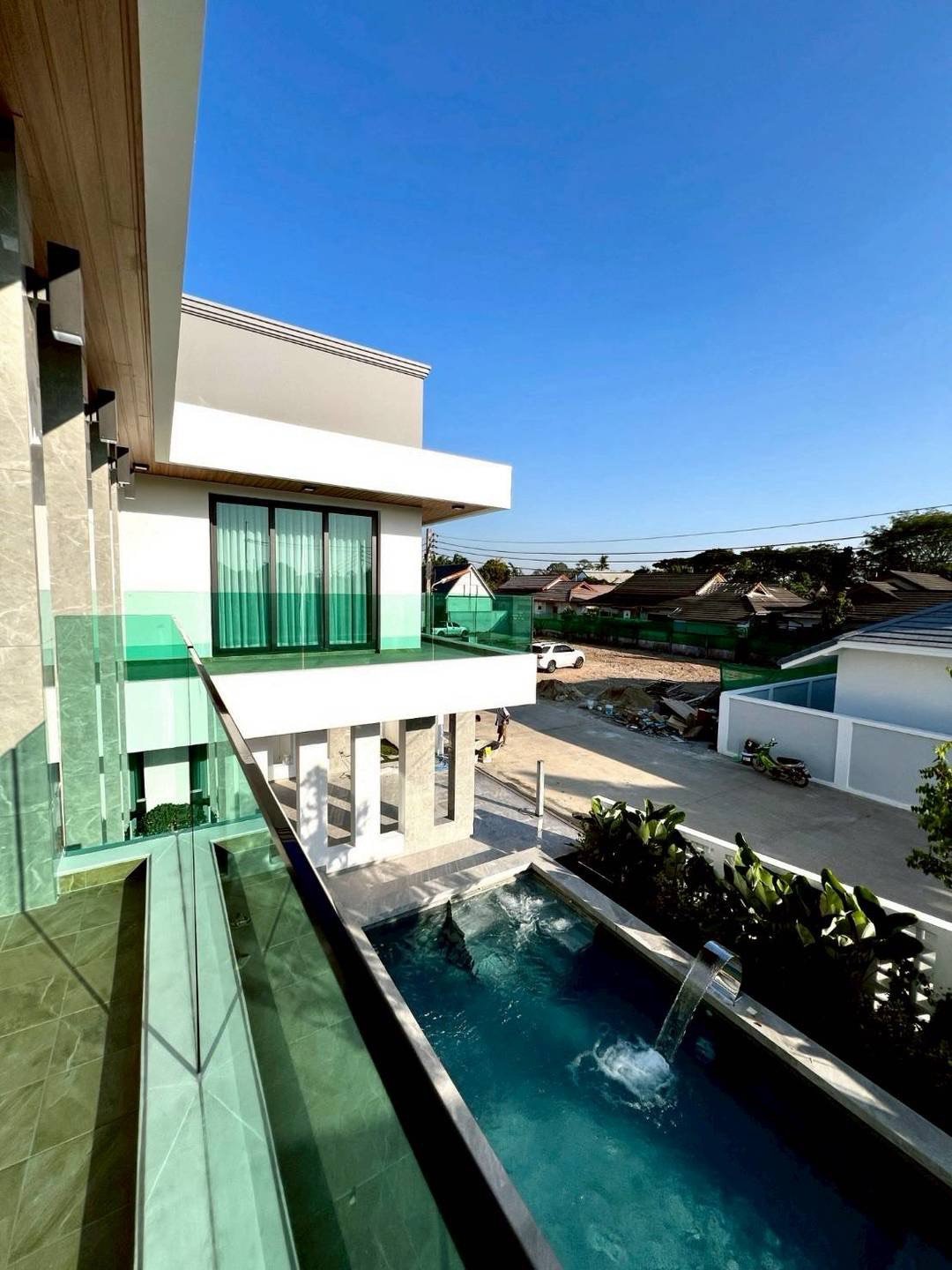 5 Bedroom House for sale in Pong