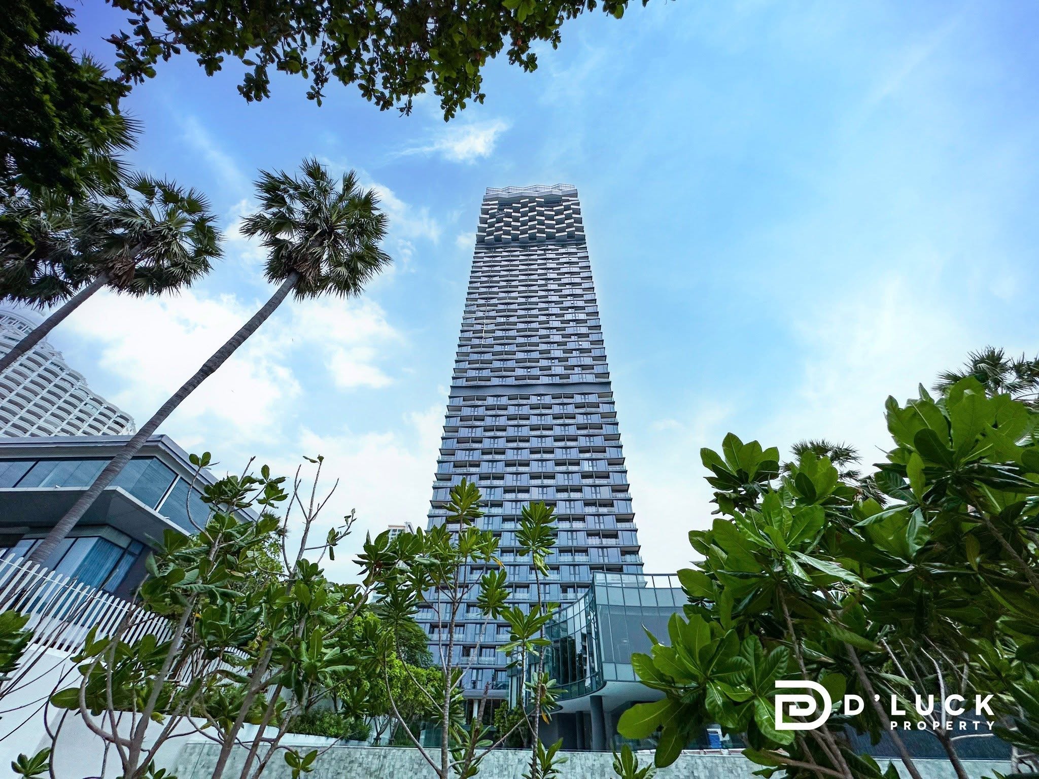 1 Bedroom Condo for sale at Arom Wongamat