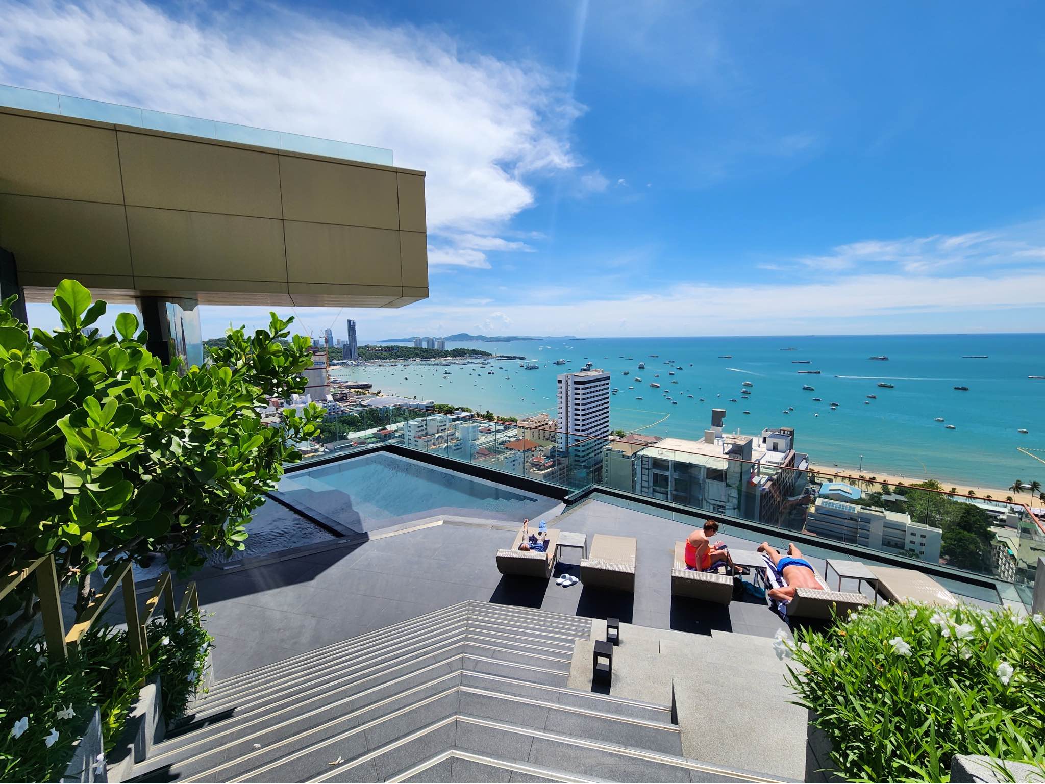1 Bedroom Condo for rent at The Edge