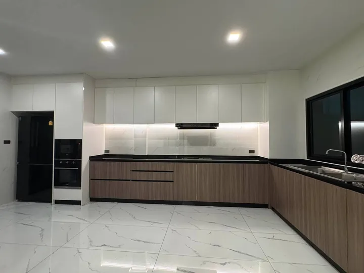 5 Bedroom House for rent at Chokchai Village 9