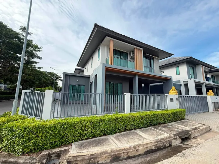 Photo from a listing at Patta Define