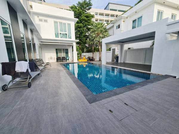 5 Bedroom Villa for sale at Palm Oasis