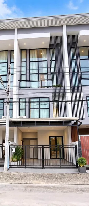 4 Bedroom Townhouse for sale in Thepprasit