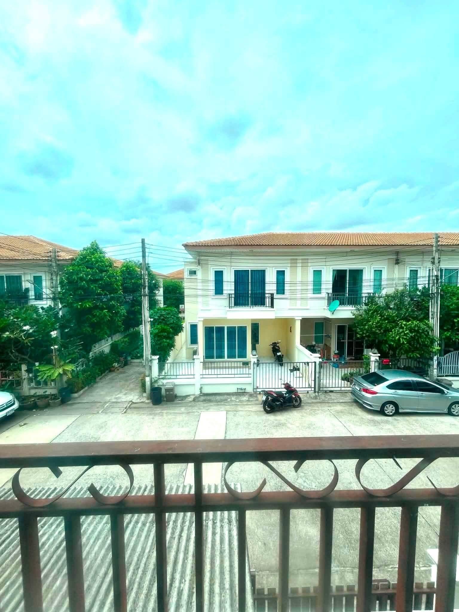 3 Bedroom Townhouse for rent at Saensuk Village