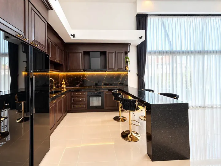 6 Bedroom Villa for sale at Pattaya Lagoon