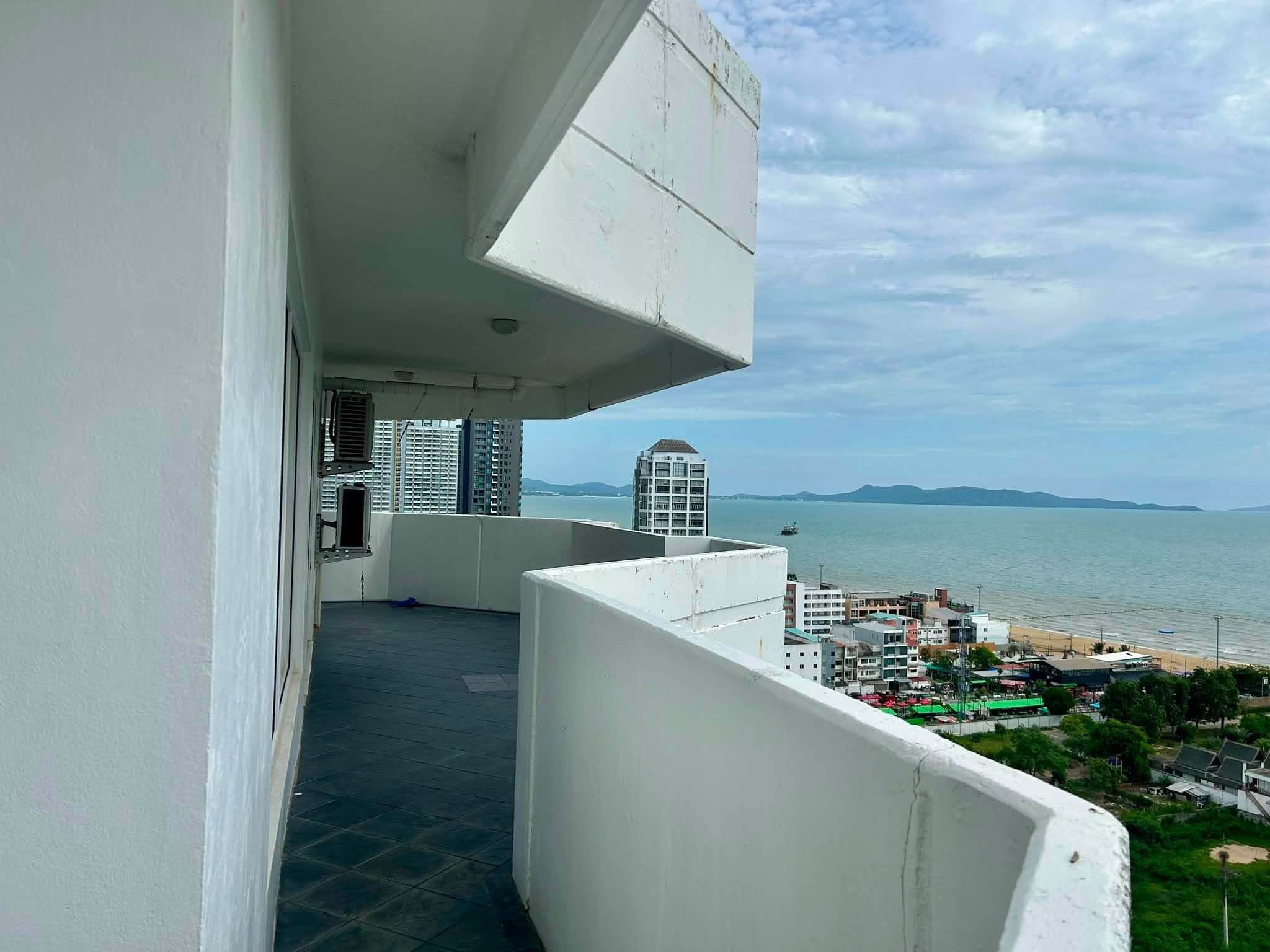 4 Bedroom Condo for sale at Paradise Condominium