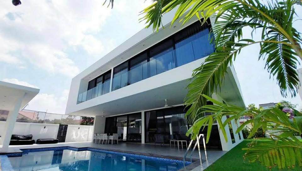 7 Bedroom Villa for sale in Pratumnak