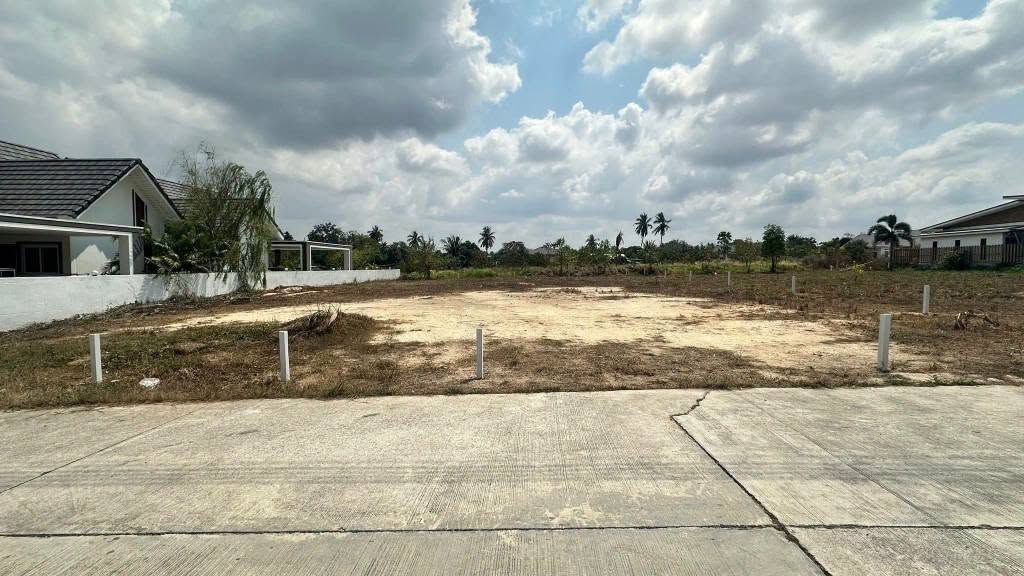 Land for sale in Pong